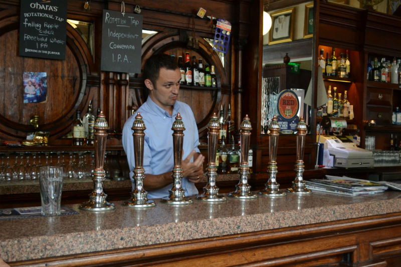 barman-dave-at-the-swan